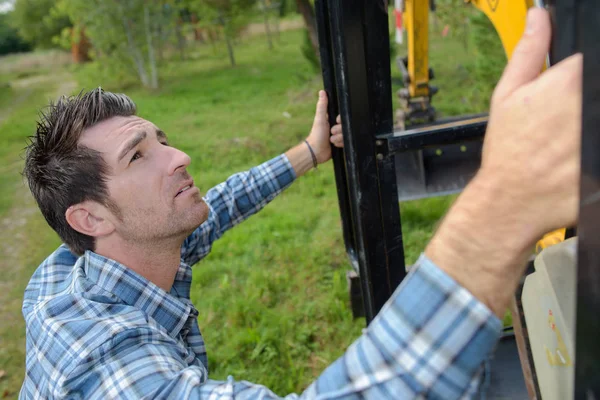 Een graafmachine en man — Stockfoto