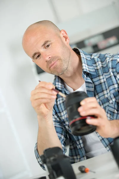 Tecnico che lavora sull'obiettivo della fotocamera — Foto Stock