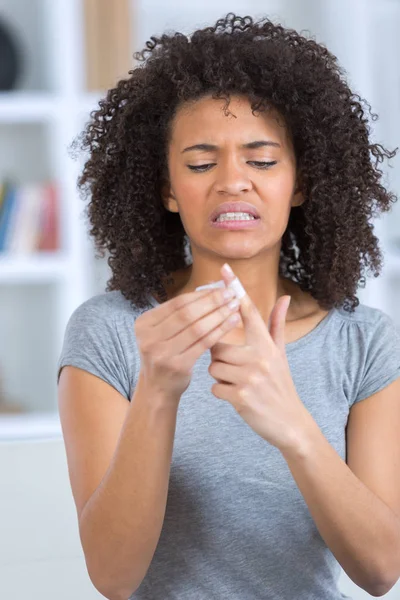 손가락 부상 하는 여성 및 여성 — 스톡 사진