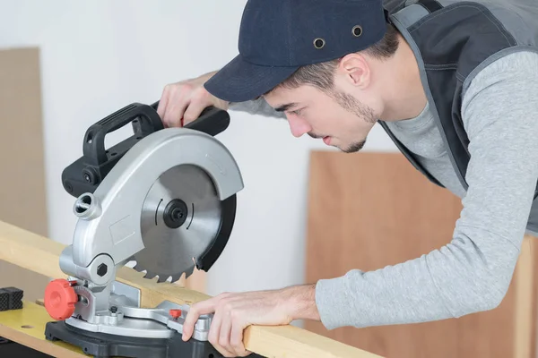 Timmerman snijden houten met cirkelzaag — Stockfoto