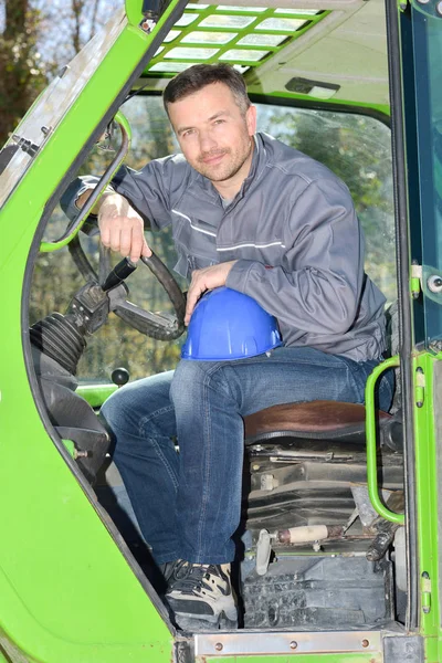 Homem dentro de um equipamento agrícola — Fotografia de Stock