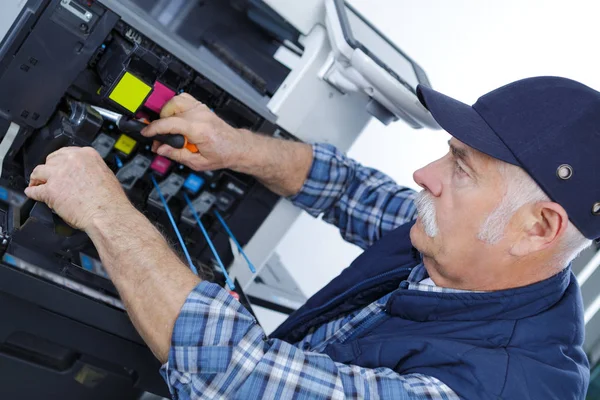 Arbeiter öffnet Fotokopierer im Büro — Stockfoto