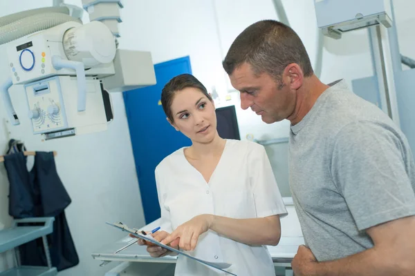 Arzt und Patient und Klemmbrett — Stockfoto