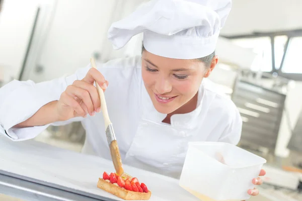 Chef-kok beglazing aardbei taart — Stockfoto