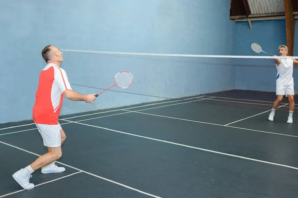 Zwei Männer spielen Badminton — Stockfoto