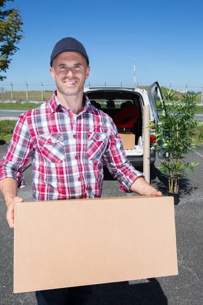 Levering man met perceel te wachten op de voordeur — Stockfoto