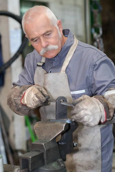 Schmiede tägliche Arbeit und Schmied — Stockfoto