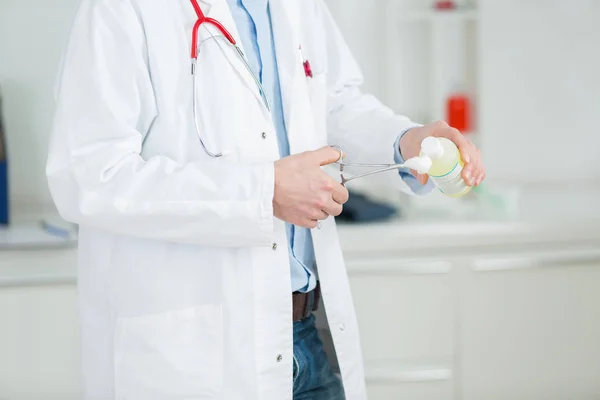 Médico preparando algodão e médico — Fotografia de Stock