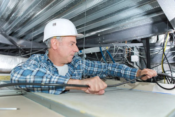 Elektriker fastställande neon i taket — Stockfoto