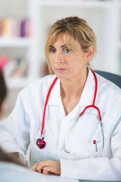 Atraente médico feminino de meia-idade — Fotografia de Stock