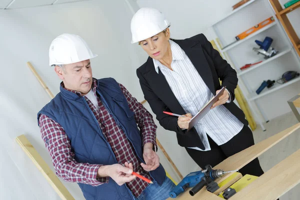Portrait of female architect and builder at construction site — Stock Photo, Image