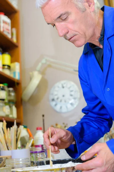 Painter mixing the paint — Stock Photo, Image