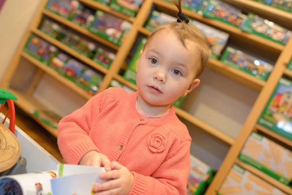 Прелестная девушка исследует детский торговый центр — стоковое фото