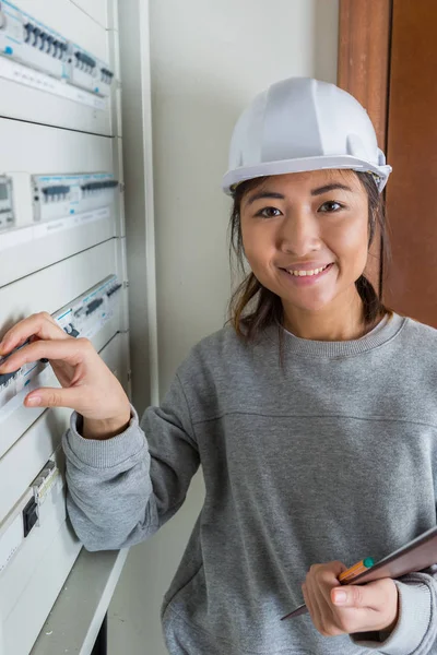 Mujer medición de corriente eléctrica —  Fotos de Stock