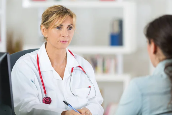 Bela médica consulta paciente — Fotografia de Stock