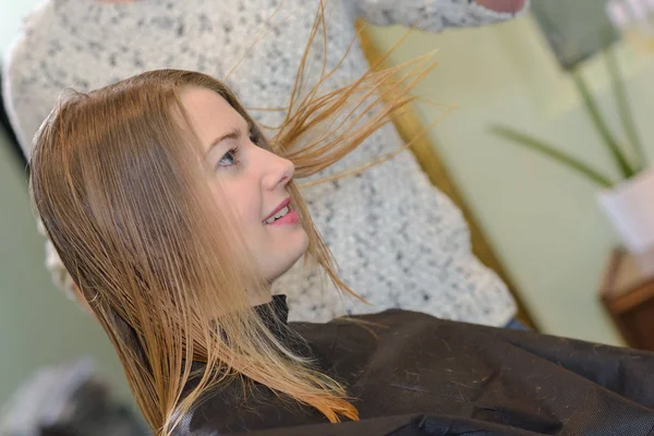 Parrucchiere ragazza pettinarsi i capelli — Foto Stock