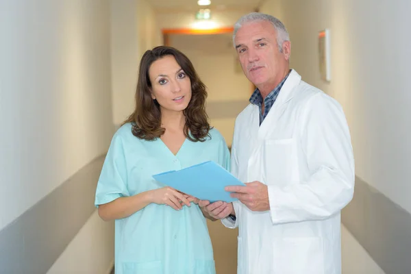 Doctors in hallway and doctor — Stock Photo, Image