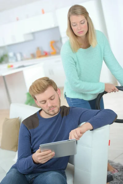 Pojkvän läsning i vardagsrummet på soffan soffan — Stockfoto