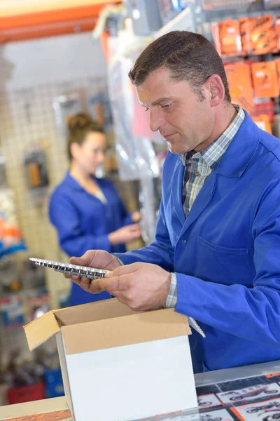 Giovane negoziante positivo al lavoro in magazzino — Foto Stock