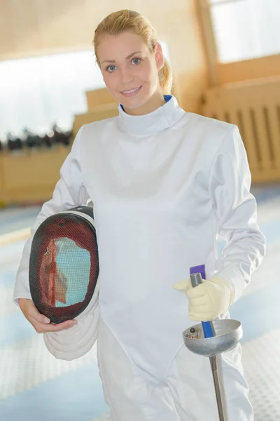 Kadın fencer poz ve eskrim — Stok fotoğraf