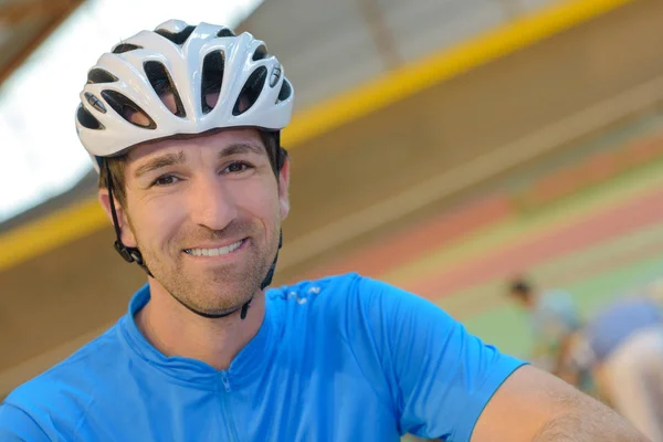 Porträtt av man bär cykel hjälm — Stockfoto