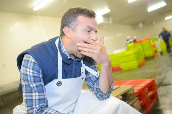 Man på arbetet gäspningar — Stockfoto