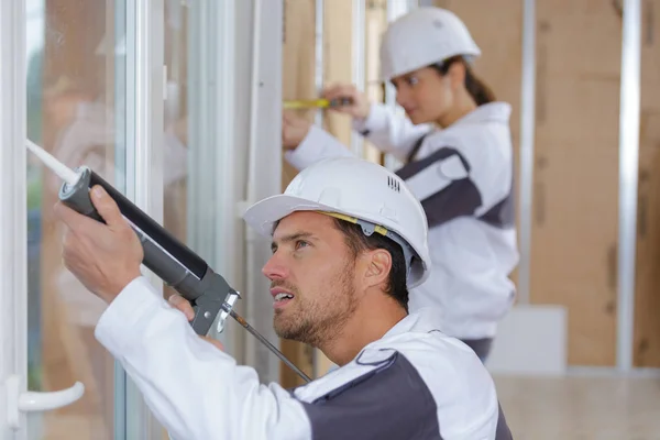 Bauarbeiterteam installiert Fenster im Haus — Stockfoto