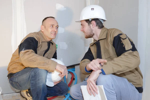 Trabalhadores da construção falando e construtores — Fotografia de Stock