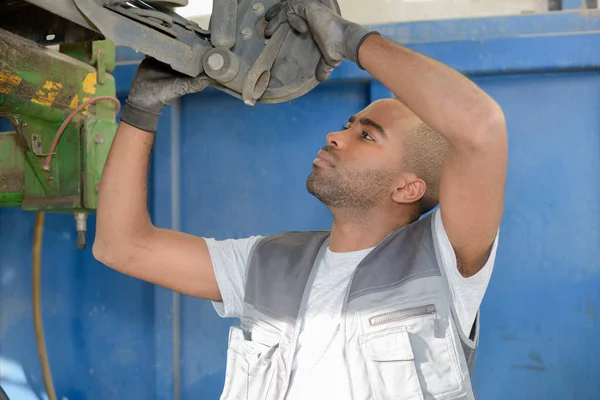 Le technicien répare la machine industrielle — Photo