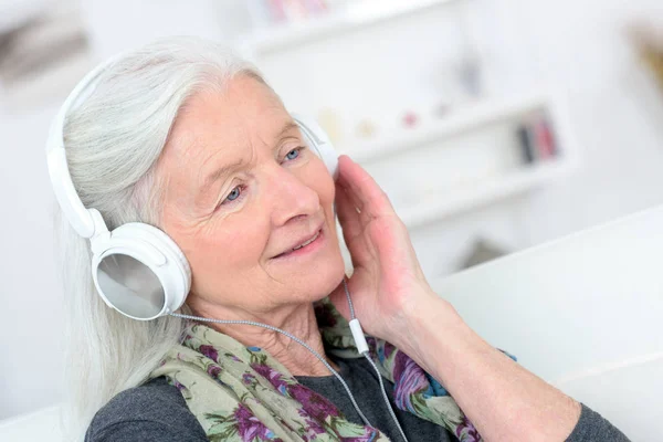 Retrato de mulher idosa feliz desfrutando de música com fone de ouvido — Fotografia de Stock