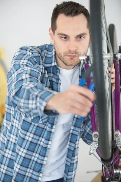 Mekaniker servicemanadjusting cykel redskap — Stockfoto