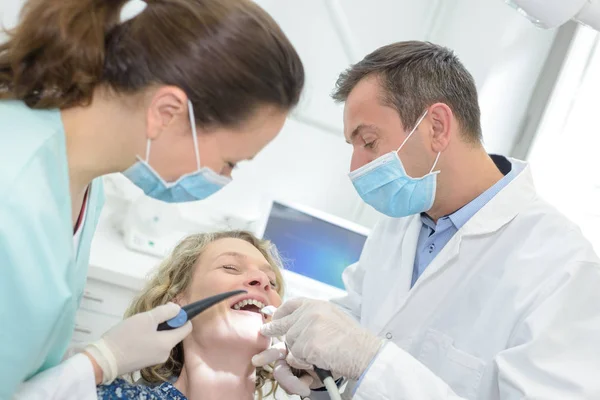 Mujer riéndose en silla de dentista — Foto de Stock