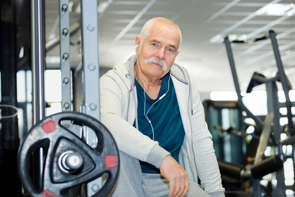 Porträtt av äldre man i gymnasium — Stockfoto