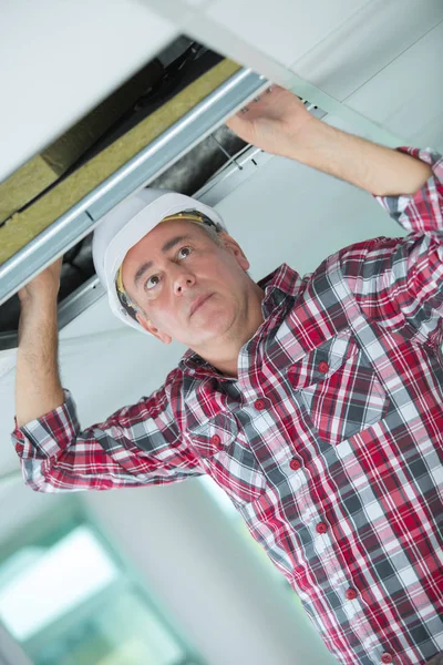 Údržbář skrytí kabelů ve stropu — Stock fotografie