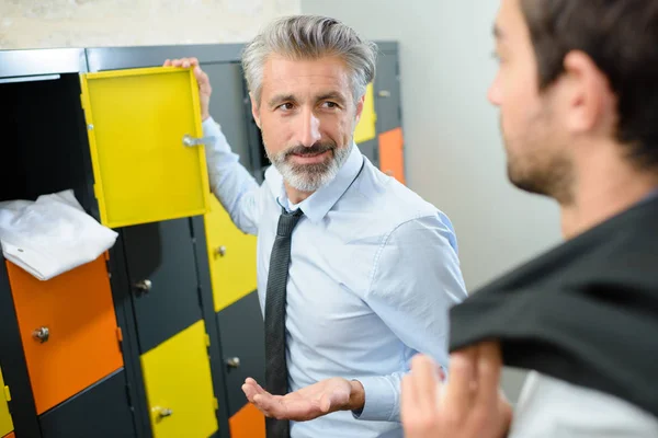 Conversazione nell'armadietto dell'ufficio — Foto Stock