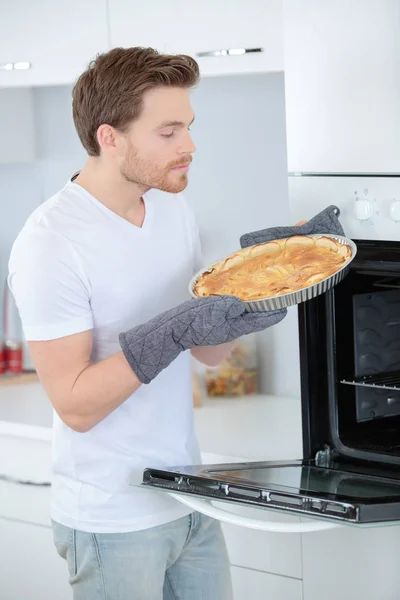 Retirar el pastel recién horneado del horno —  Fotos de Stock