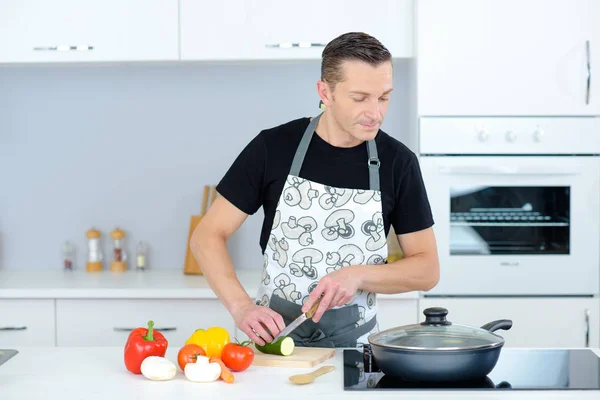 Homem atraente cozinhar em uma cozinha — Fotografia de Stock