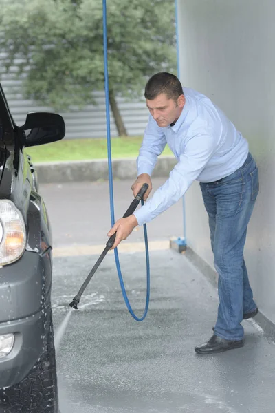 Άνθρωπος που καθαρίζει το αυτοκίνητο — Φωτογραφία Αρχείου
