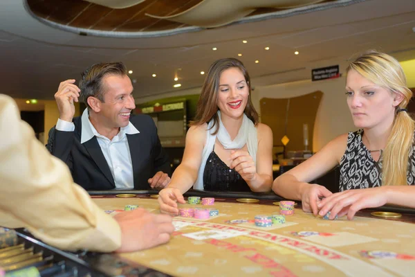 People playing at casino table — Stock Photo, Image