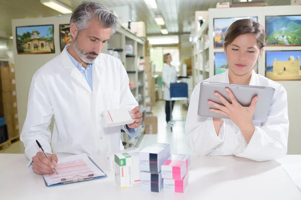 Фармацевти тримають планшет в руках під час інвентаризації — стокове фото