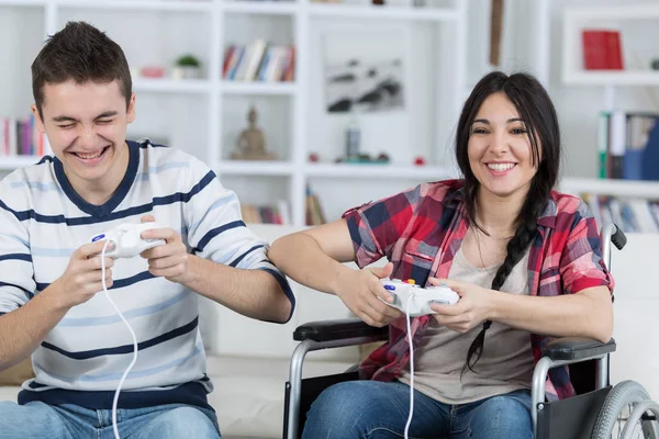 Tieners spelen videospel — Stockfoto