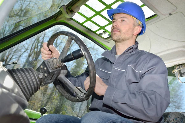 Foto van bouwvakker met digger — Stockfoto