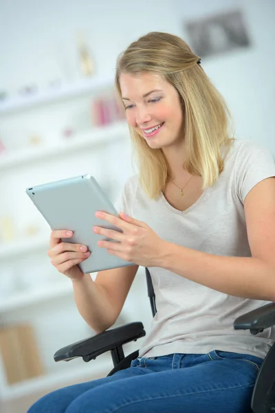 Jeune femme handicapée utilisant une tablette — Photo
