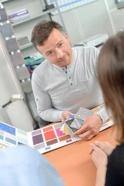 Designer passare attraverso le scelte di colore con il cliente — Foto Stock