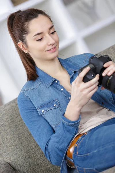Chica mirando la pantalla de la cámara digital —  Fotos de Stock
