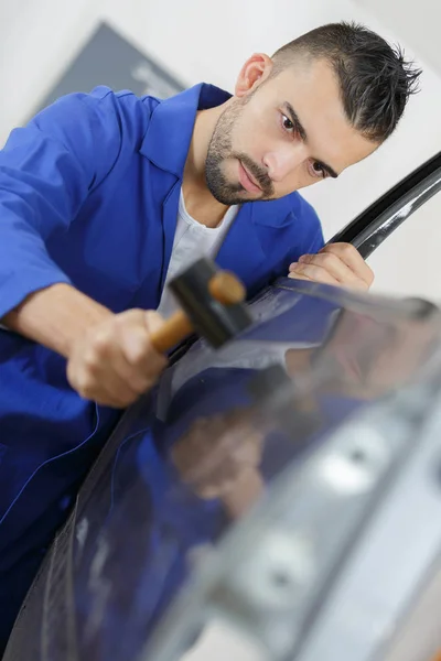 Coachbuilding student werkt op auto in de garage — Stockfoto