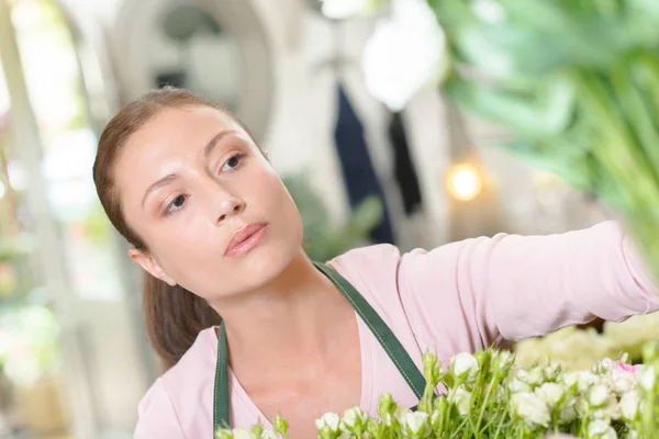 Női virágüzlet, keresi az egyik oldalon — Stock Fotó