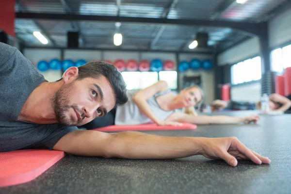 Groep mensen doen stretching na training — Stockfoto