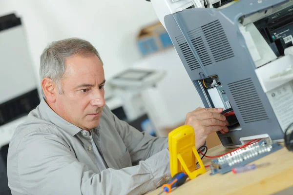 Genç repairer tornavida hizmet merkezi ile çalışma — Stok fotoğraf