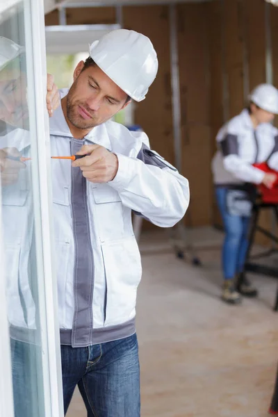 Trabajador montaje de las esquinas de vidrio — Foto de Stock